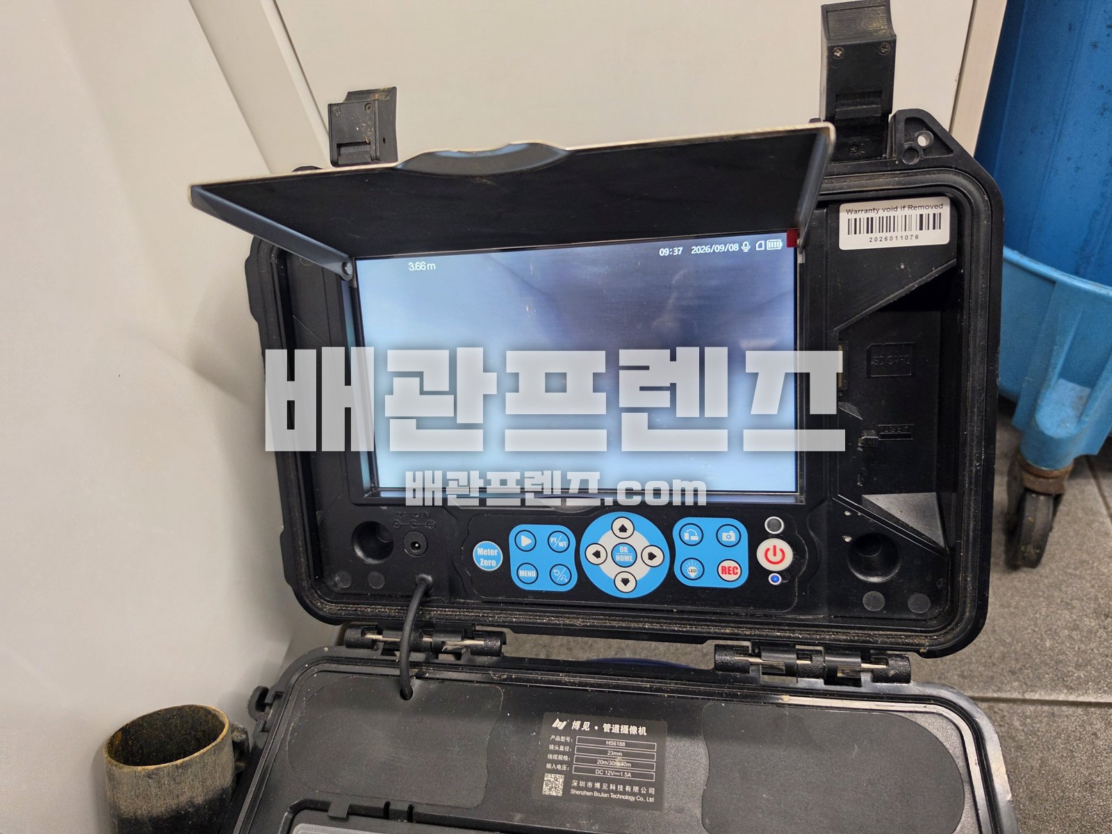 배관 내시경 장비 모니터에 관 내부가 비친 모습