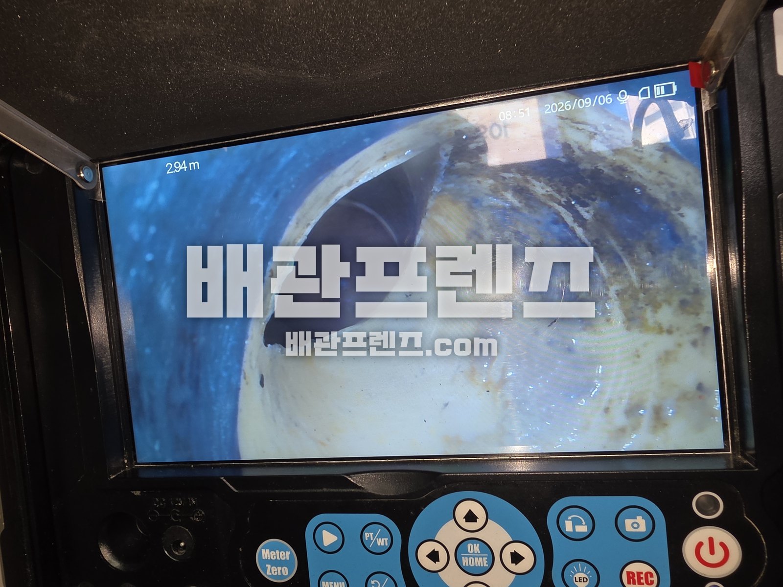 내시경 화면에 보이는 배관 안쪽 이음부