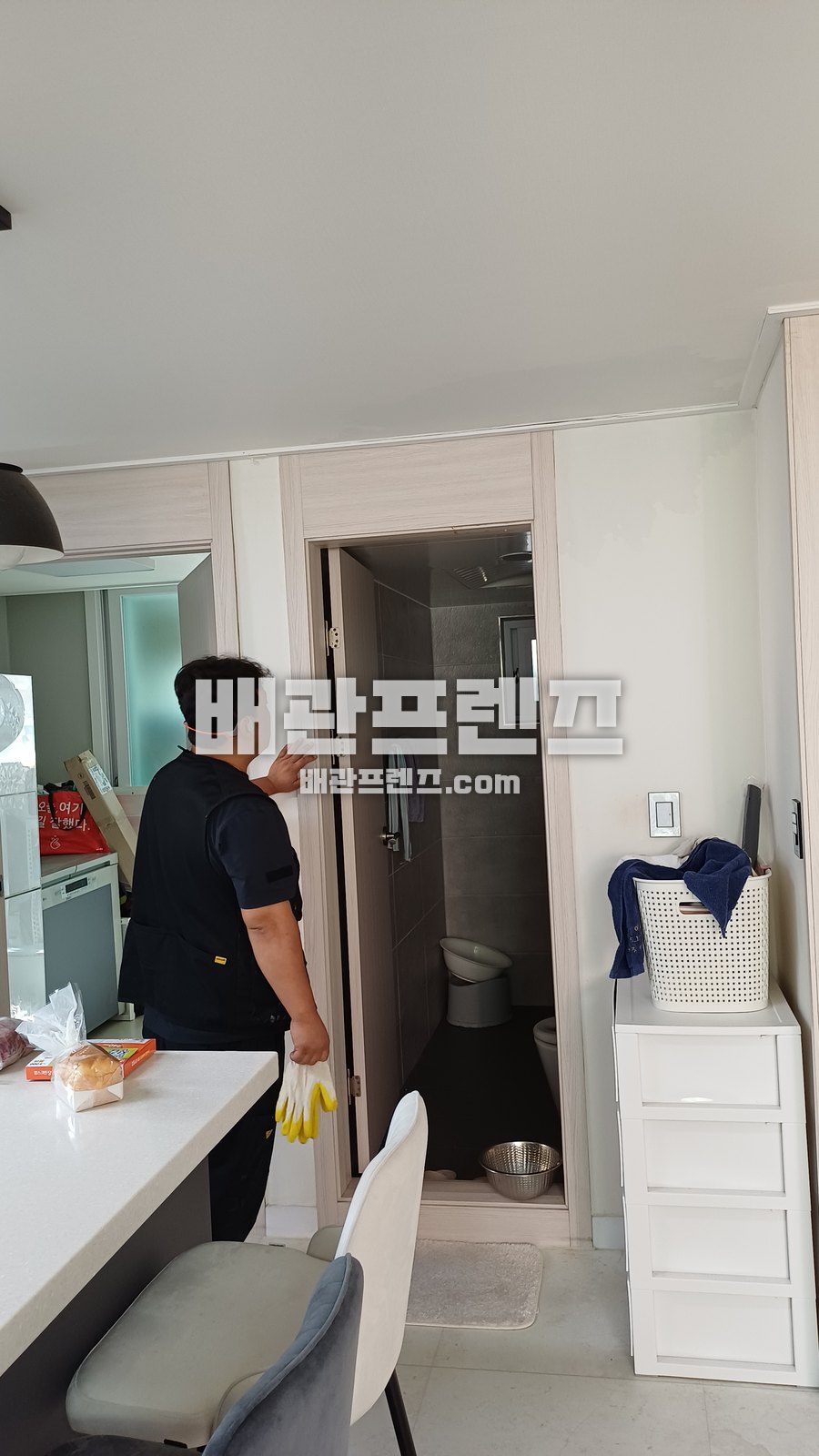 집 안 욕실 앞에서 작업을 준비하는 모습