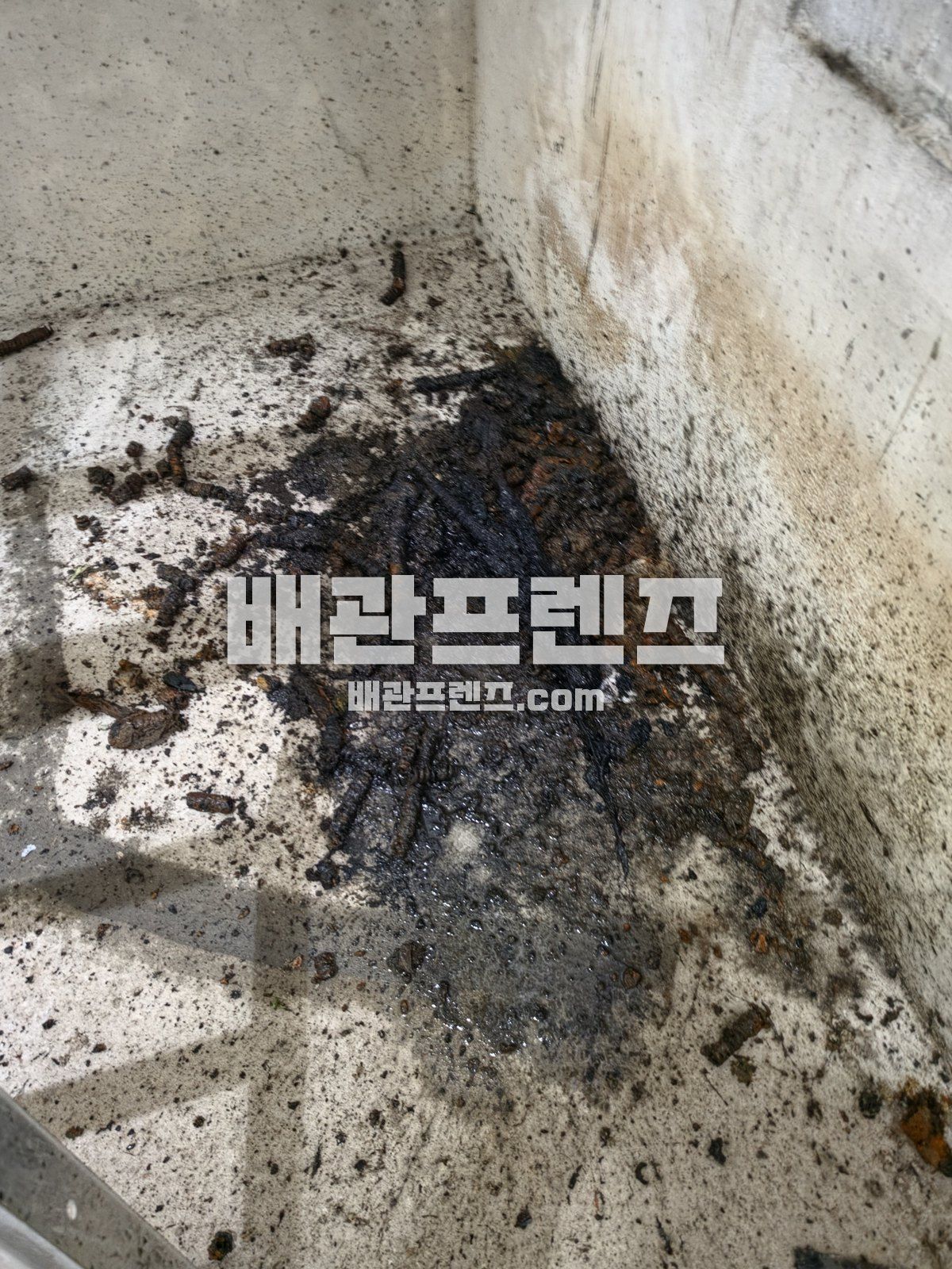바닥에 쏟아진 배관 속 찌꺼기