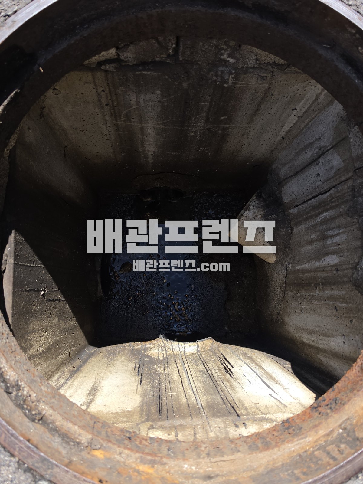 열어 둔 맨홀 안쪽 관로