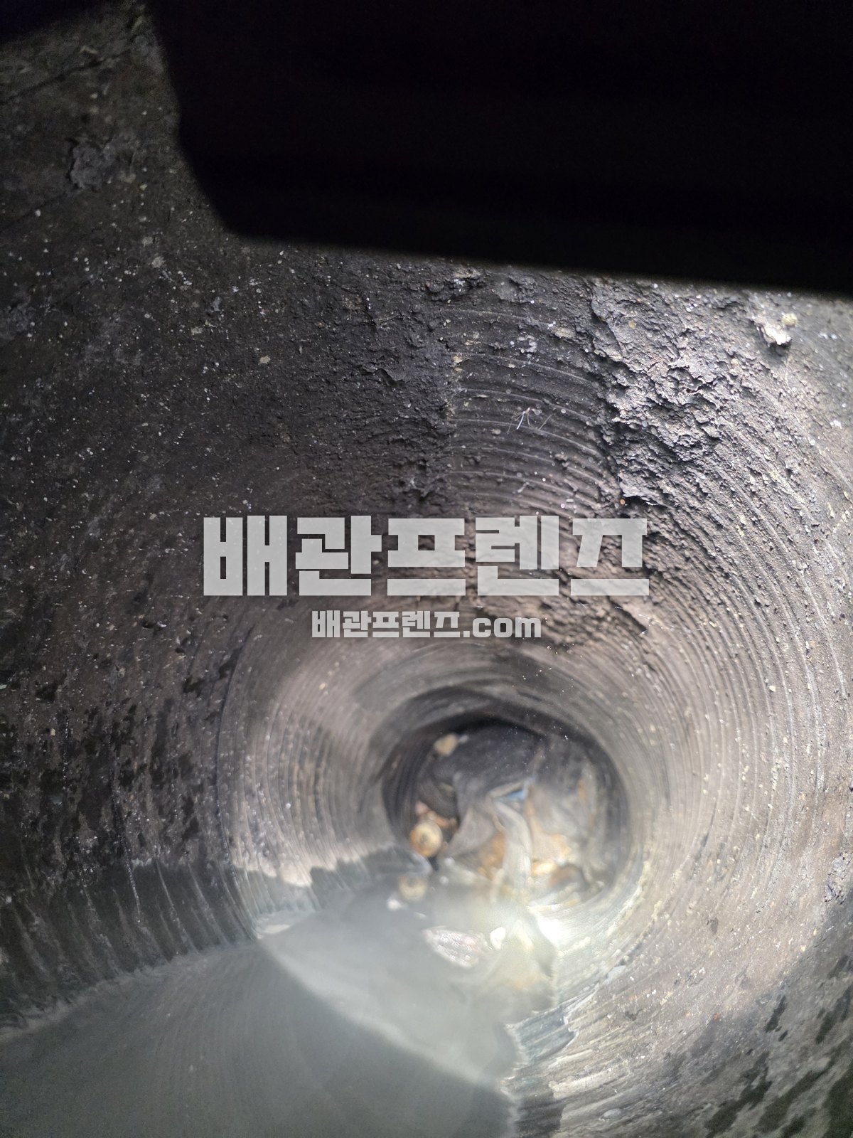 대구경 관로 안쪽을 조명으로 비춘 모습