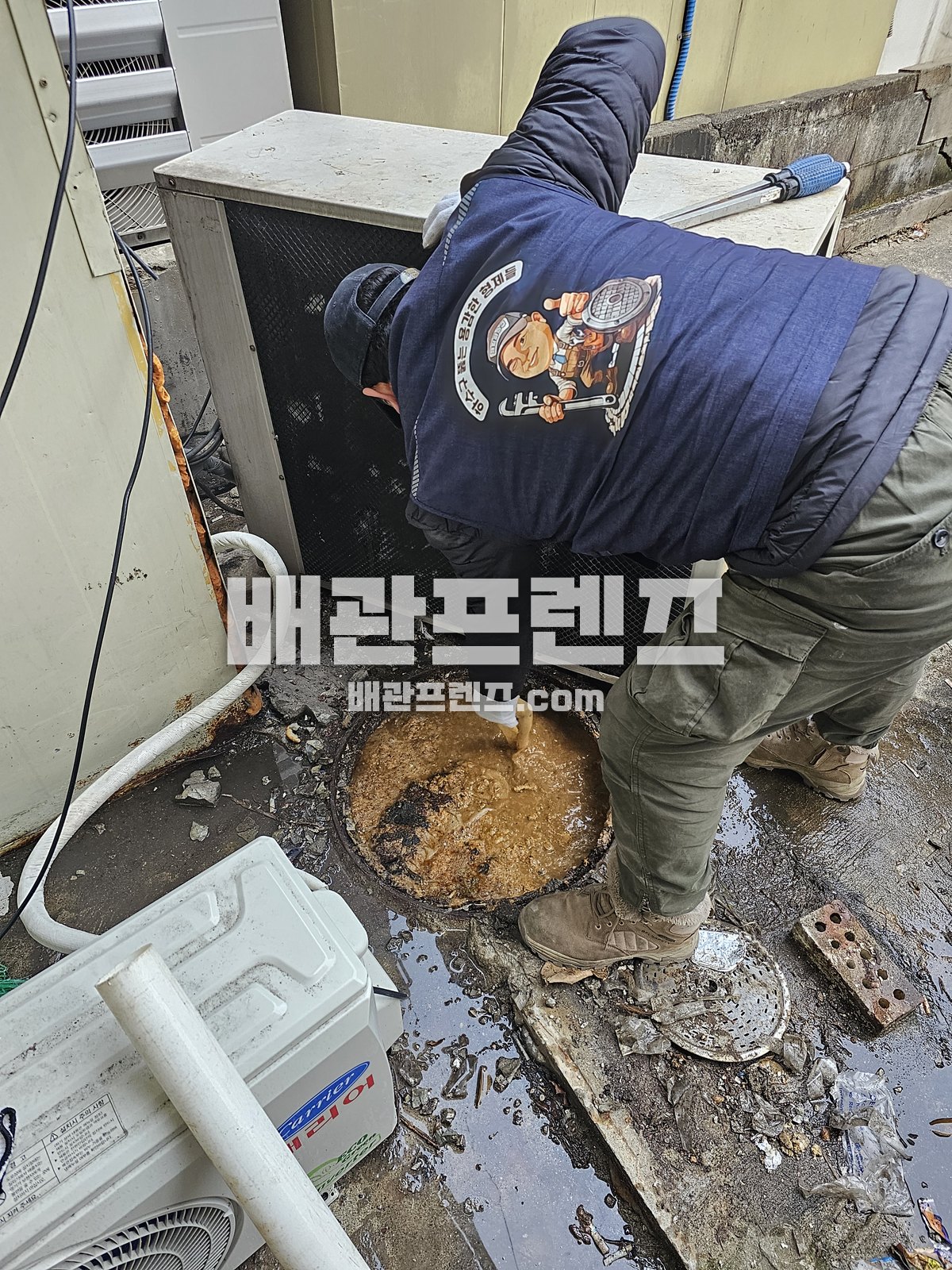 맨홀과 집수정을 열어 관로 상태를 확인하는 장면