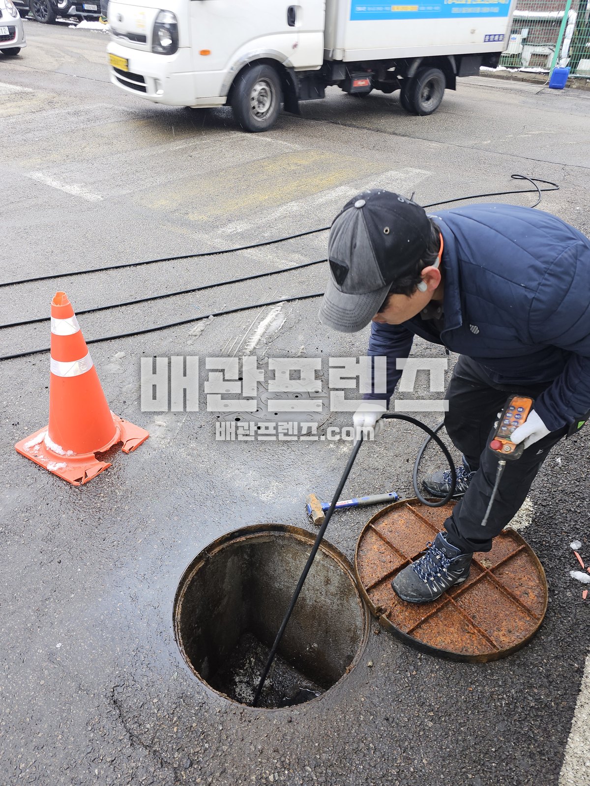 맨홀과 집수정을 열어 관로 상태를 확인하는 장면