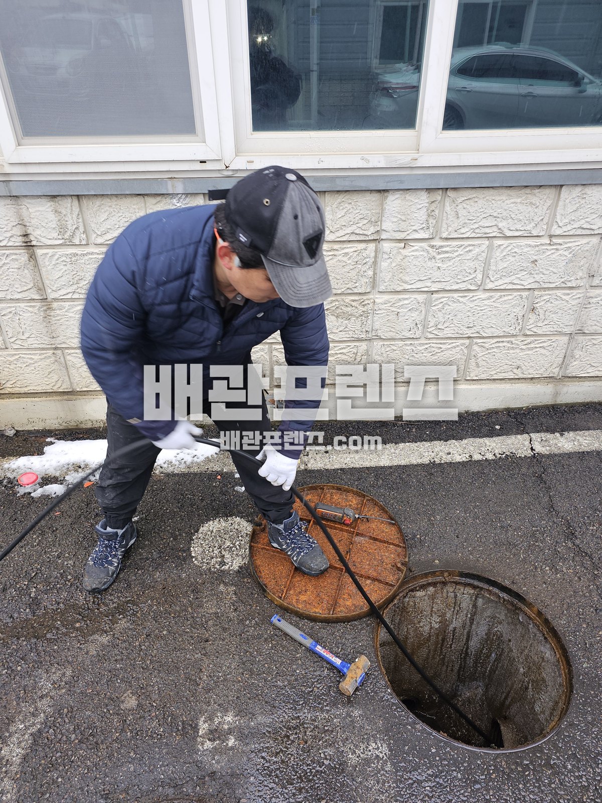 맨홀과 집수정을 열어 관로 상태를 확인하는 장면